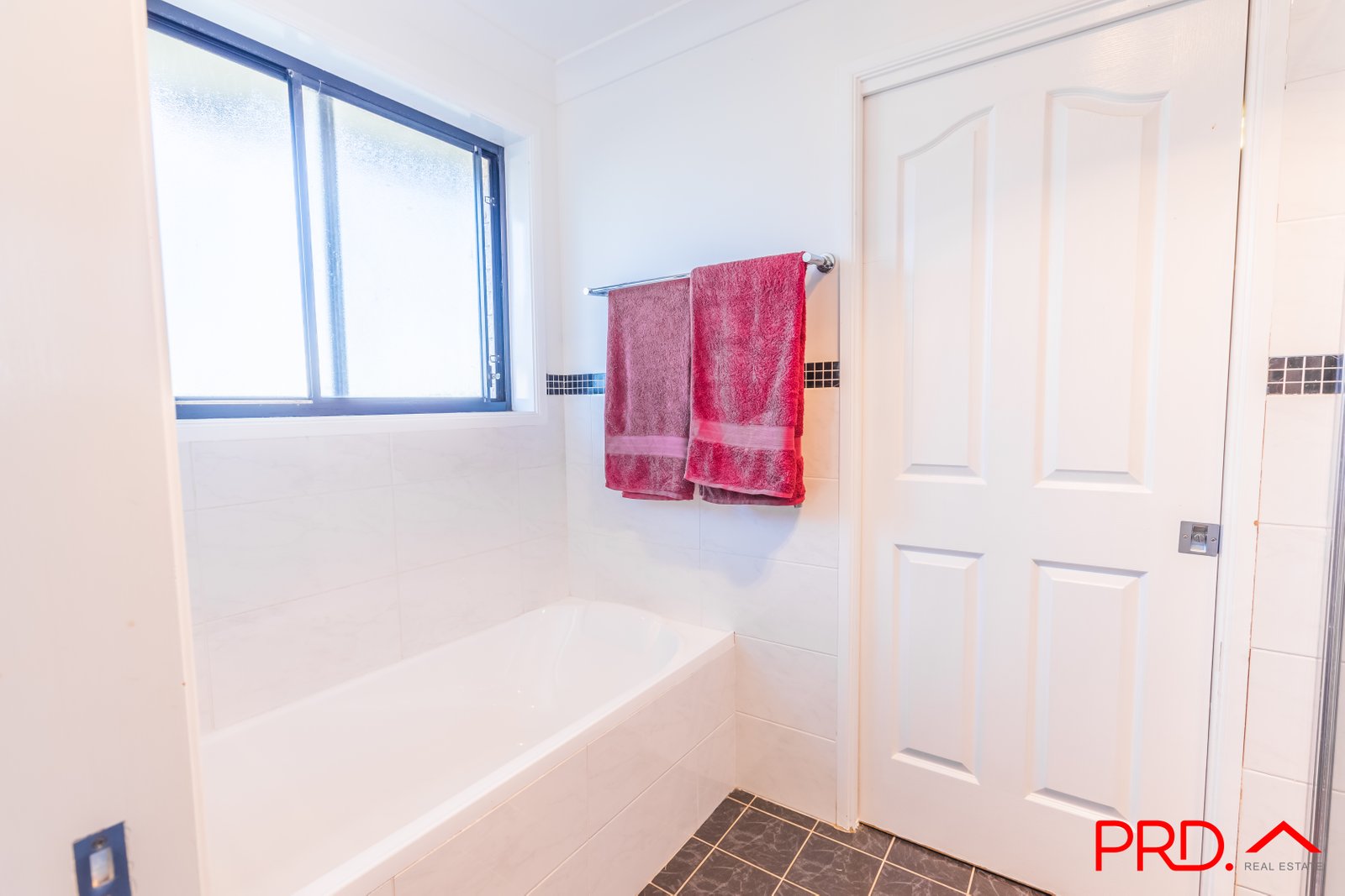 24 Bowman Drive TAMWORTH 9