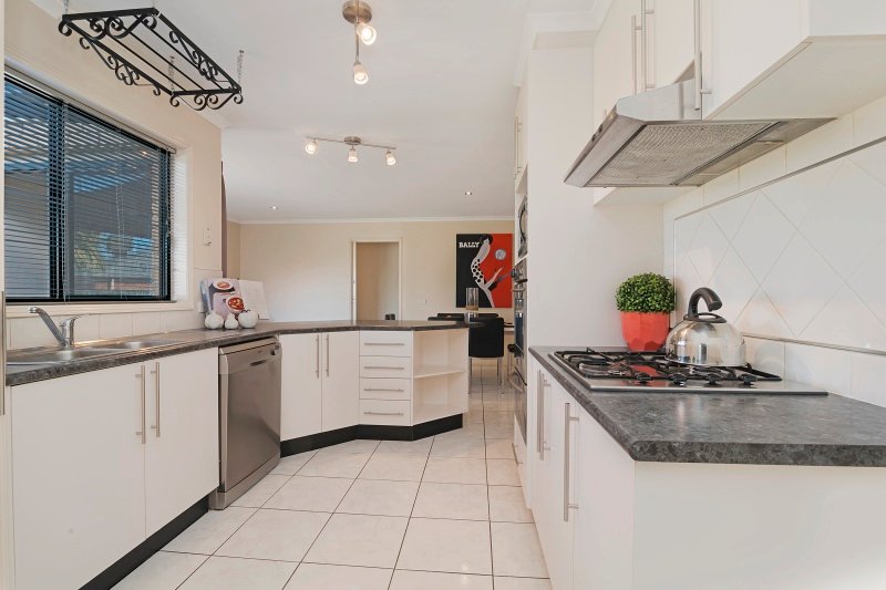 24 Brentwood Boulevard STRATHFIELDSAYE 4