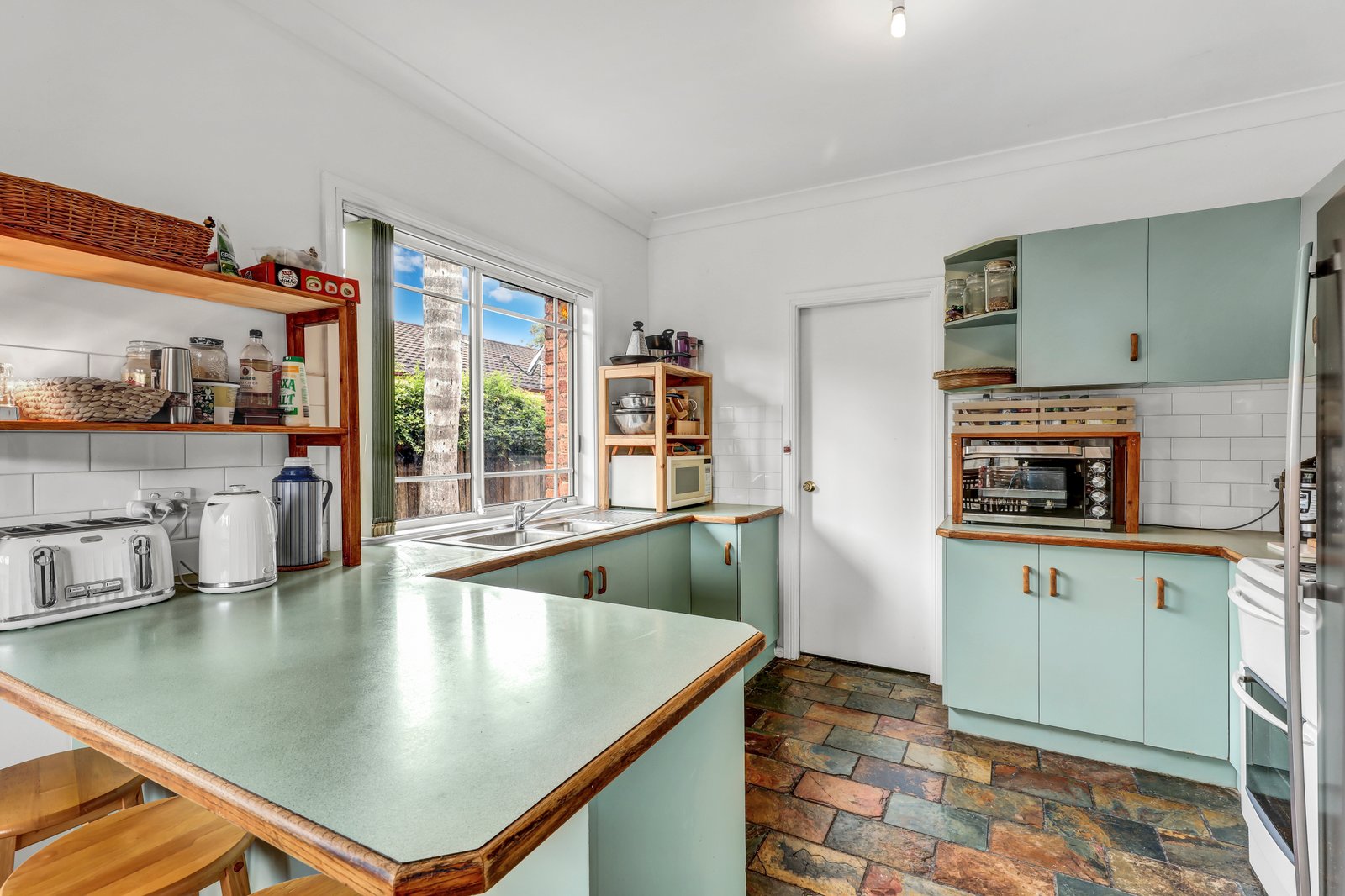 2/4 Brownlee Place ALBION PARK RAIL 2