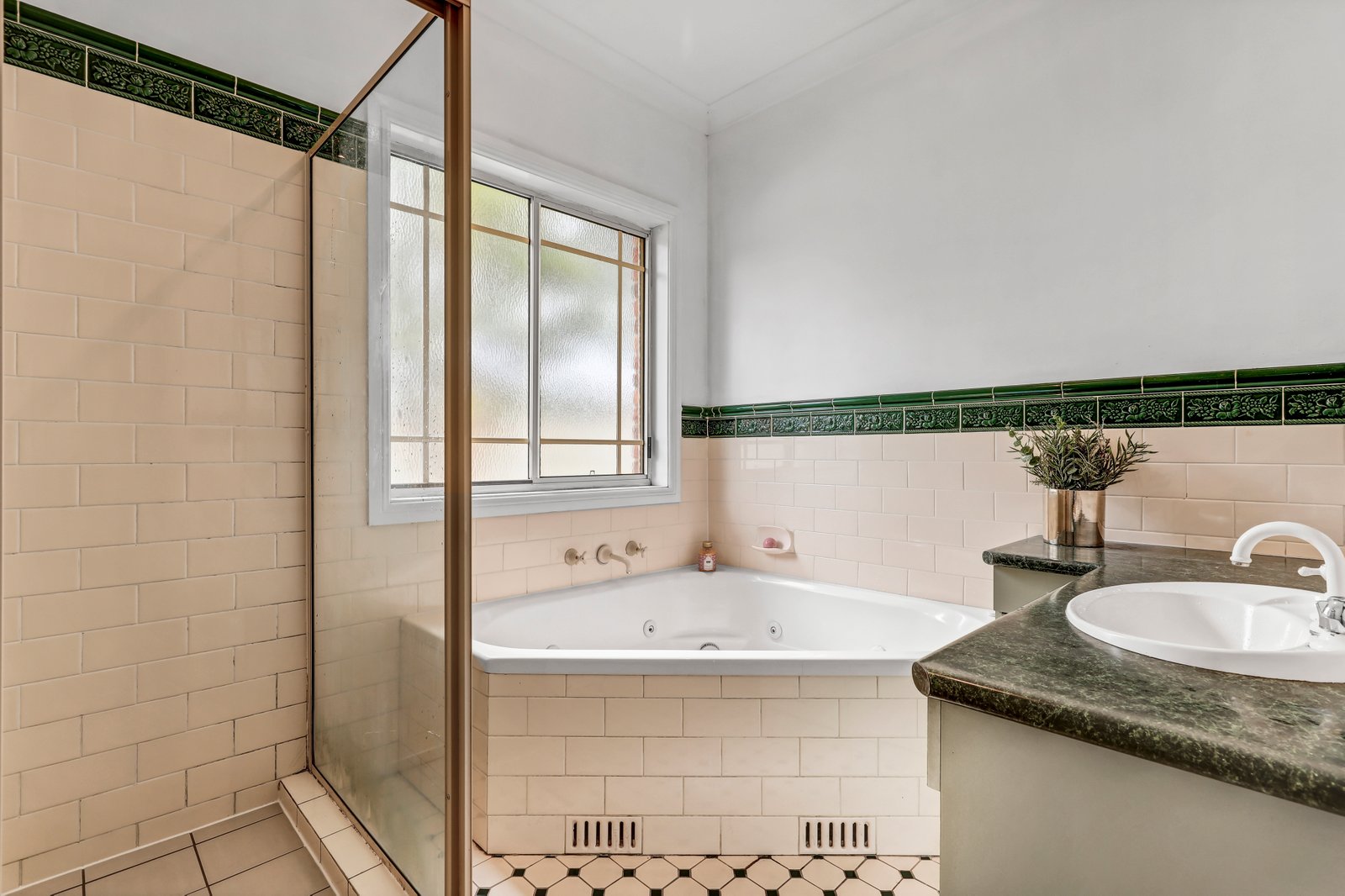 2/4 Brownlee Place ALBION PARK RAIL 5