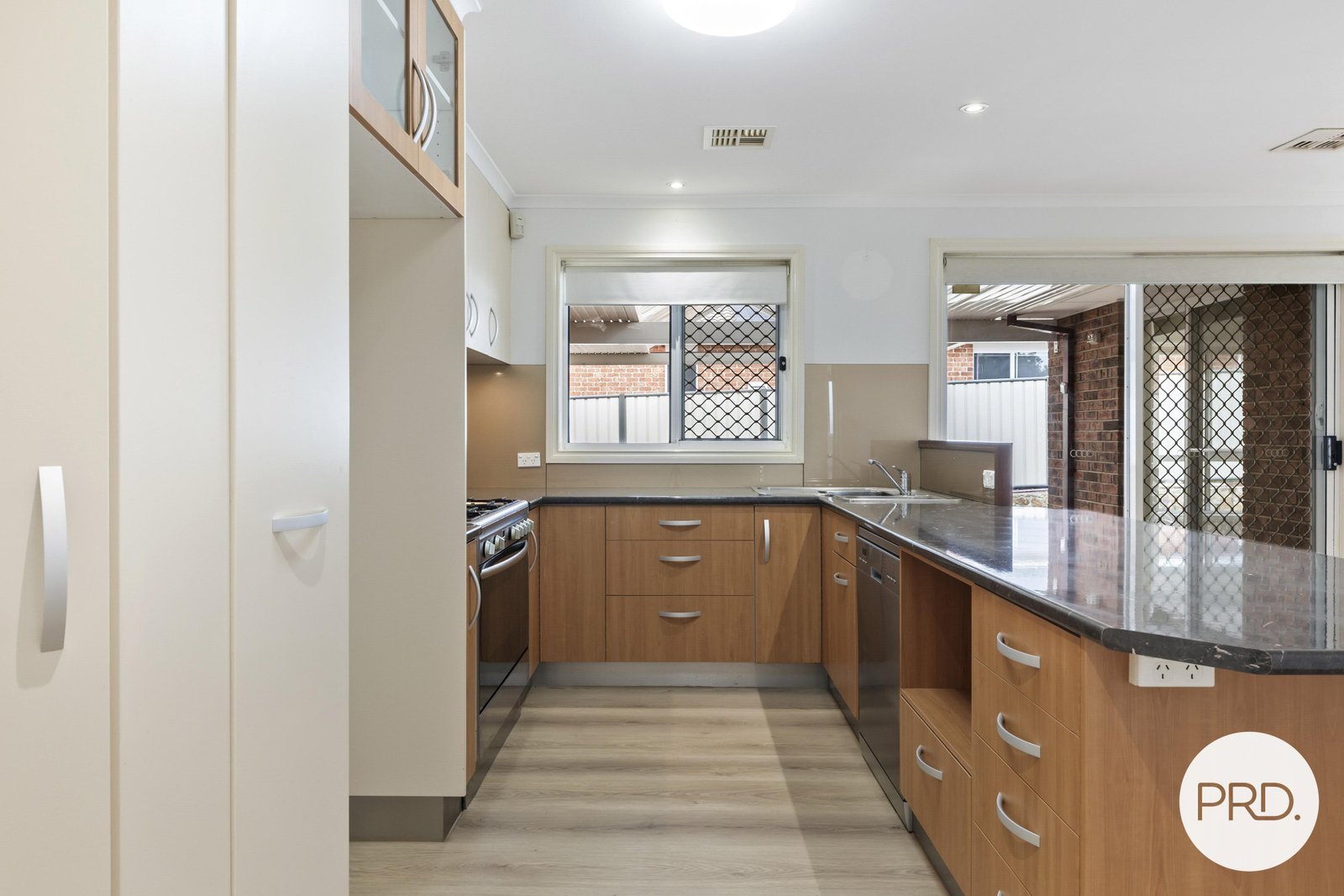 24 Buckmaster Crescent DUNLOP 4