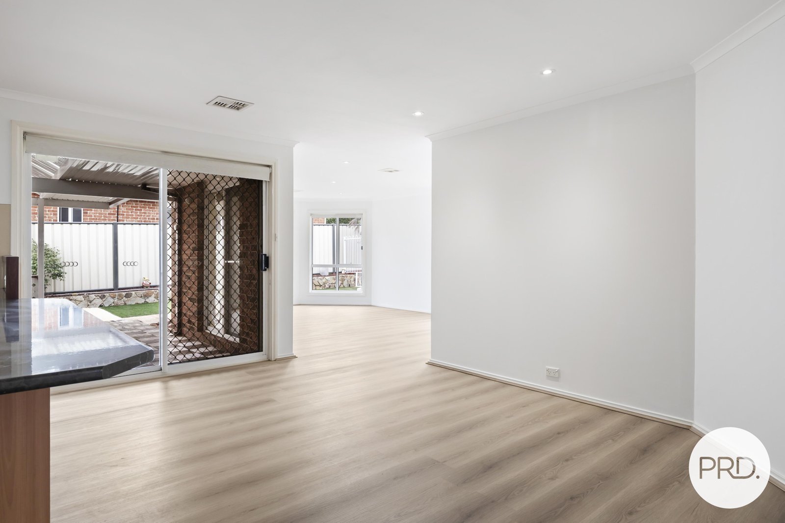 24 Buckmaster Crescent DUNLOP 5