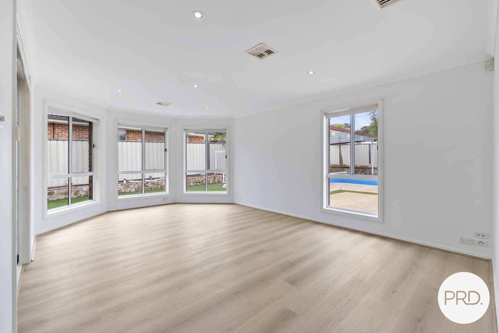 24 Buckmaster Crescent DUNLOP 6