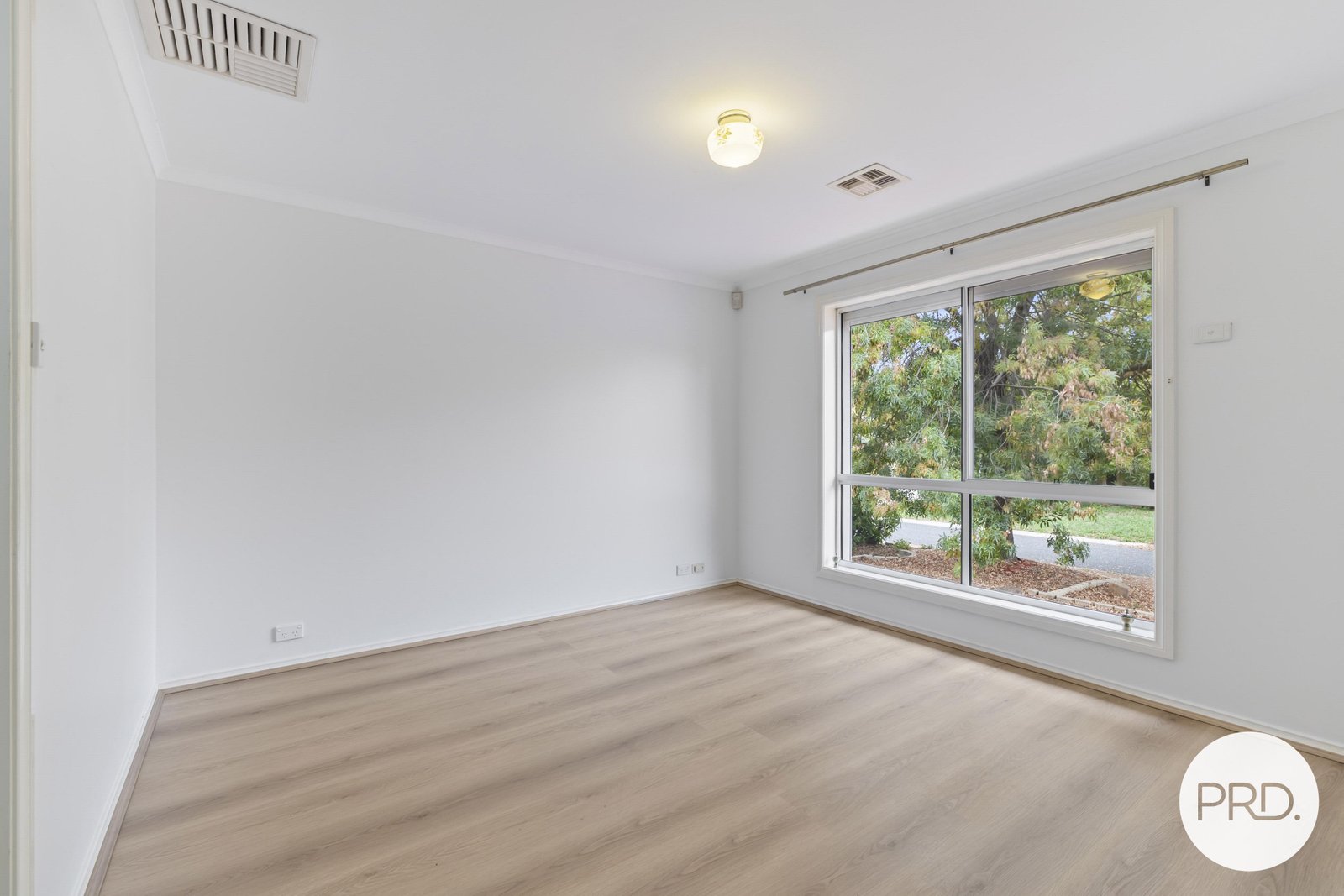 24 Buckmaster Crescent DUNLOP 7