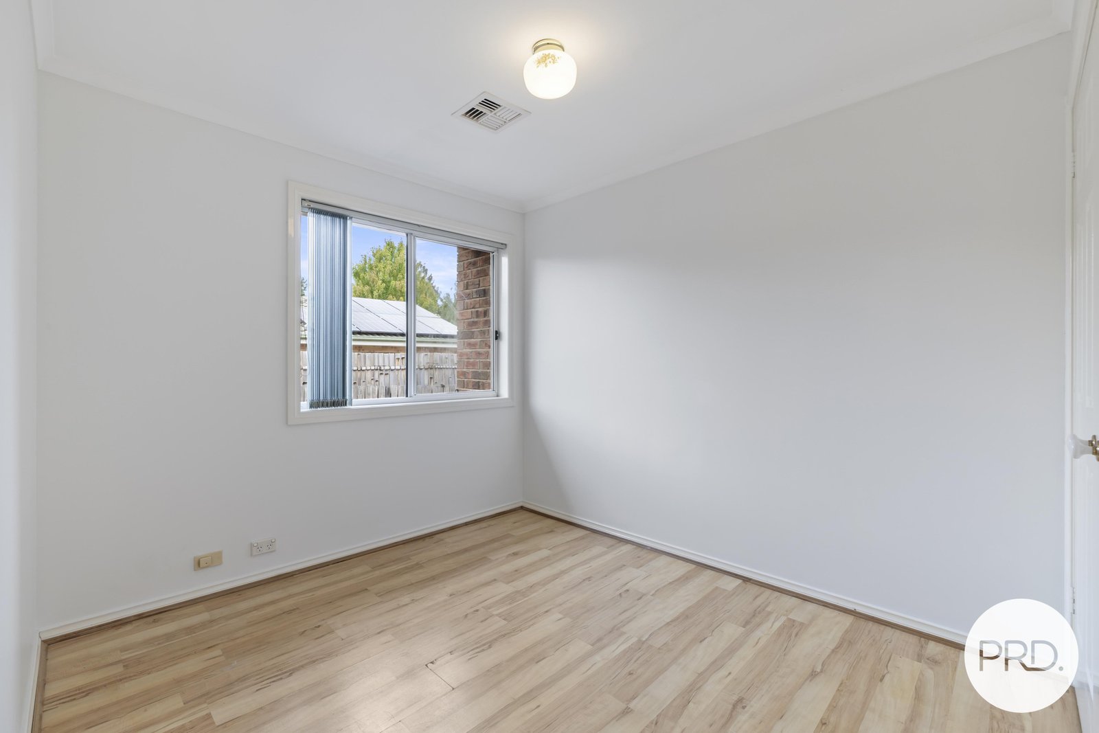 24 Buckmaster Crescent DUNLOP 10