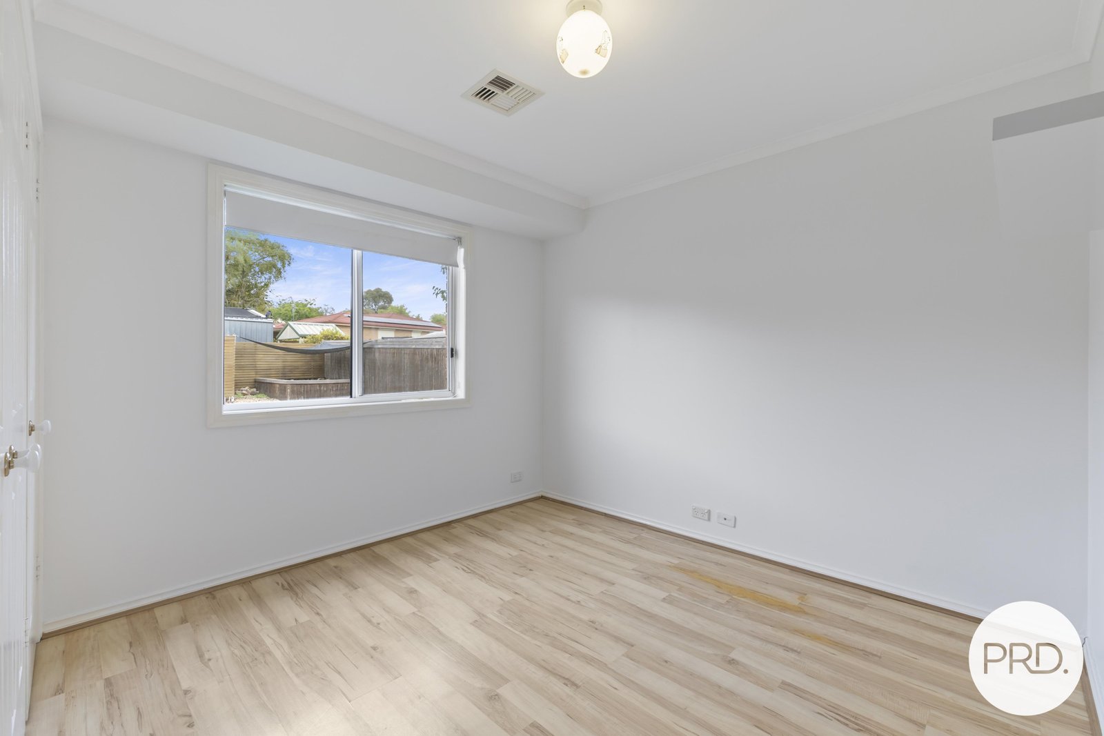 24 Buckmaster Crescent DUNLOP 13