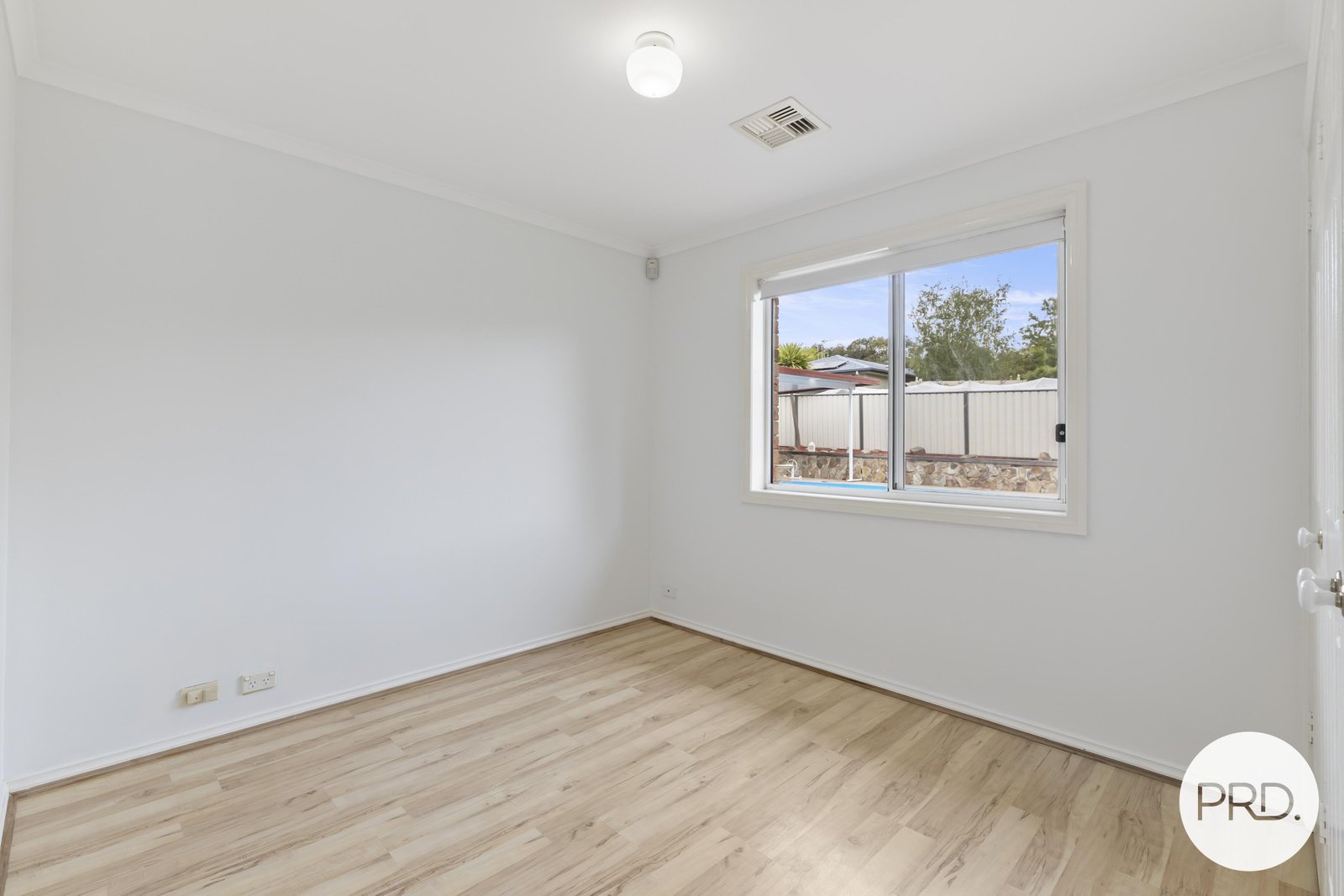 24 Buckmaster Crescent DUNLOP 14