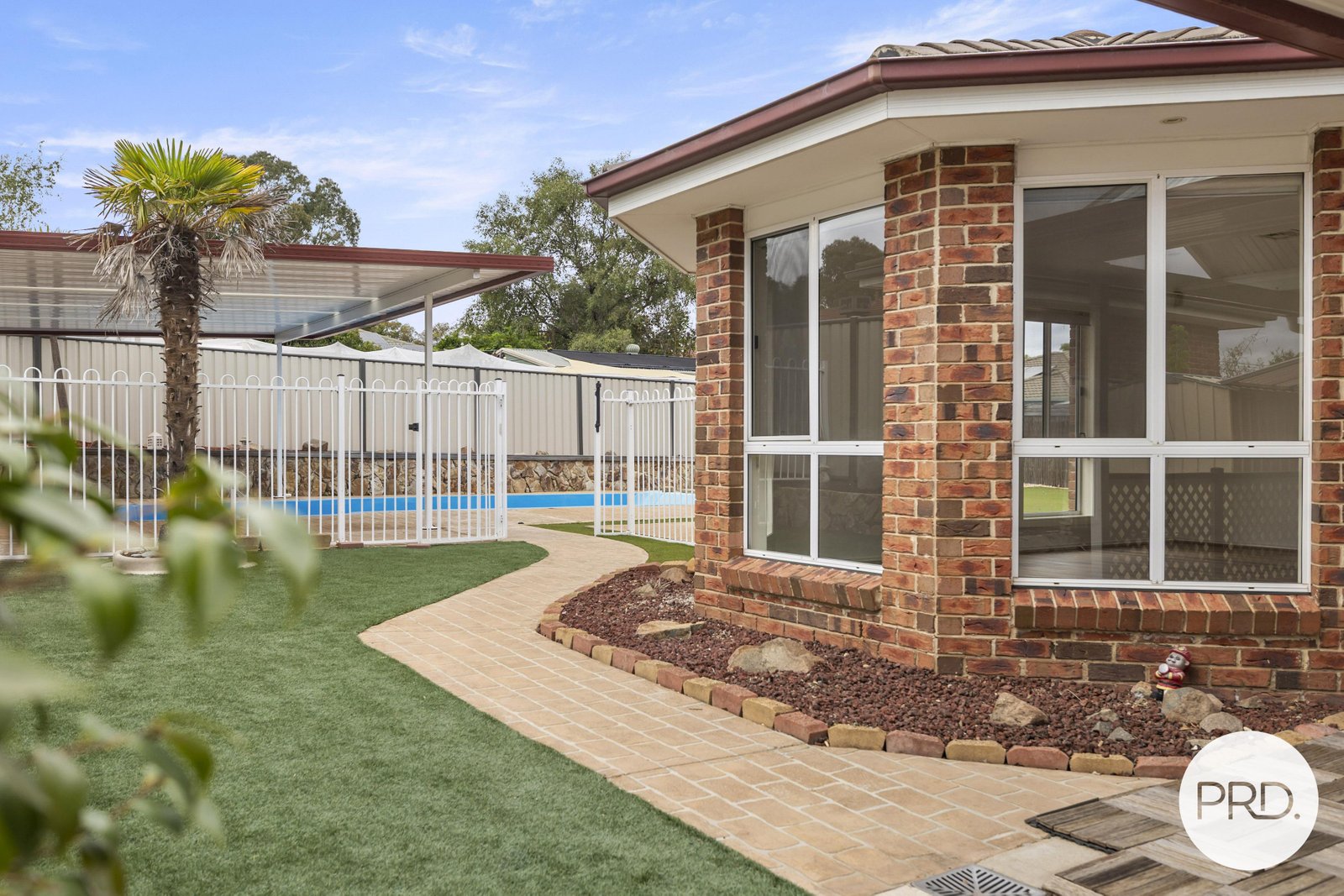 24 Buckmaster Crescent DUNLOP 16