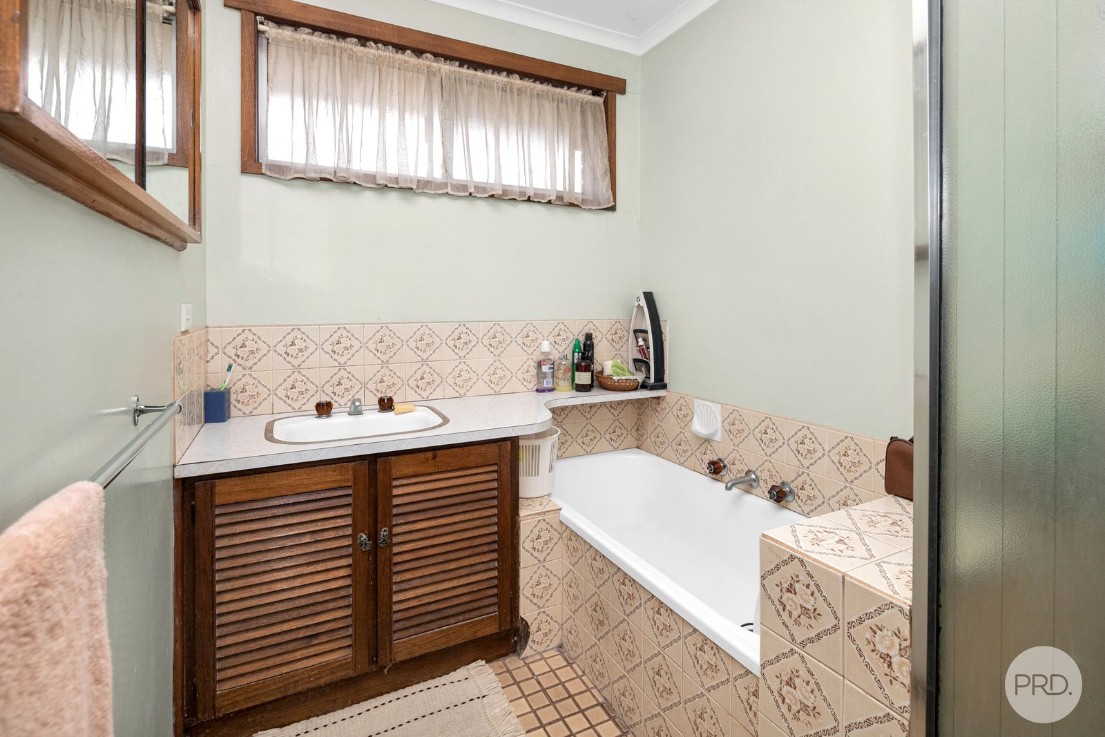 24 Canterbury Street BROWN HILL 9