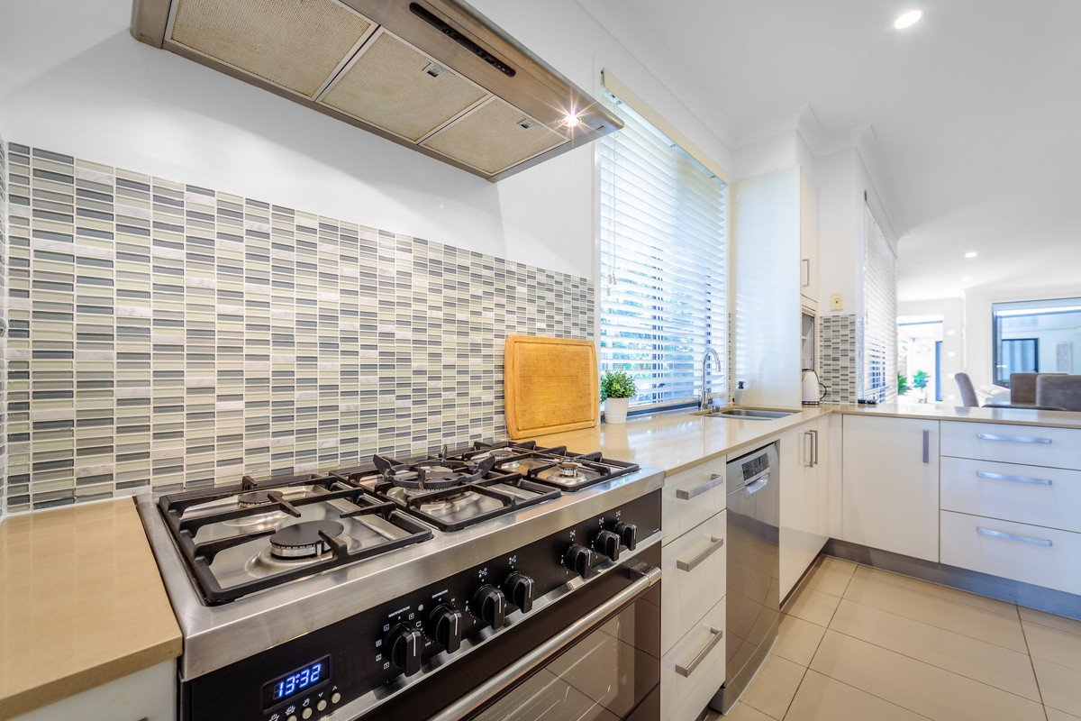 2/4 Christine Avenue Burleigh Heads 9