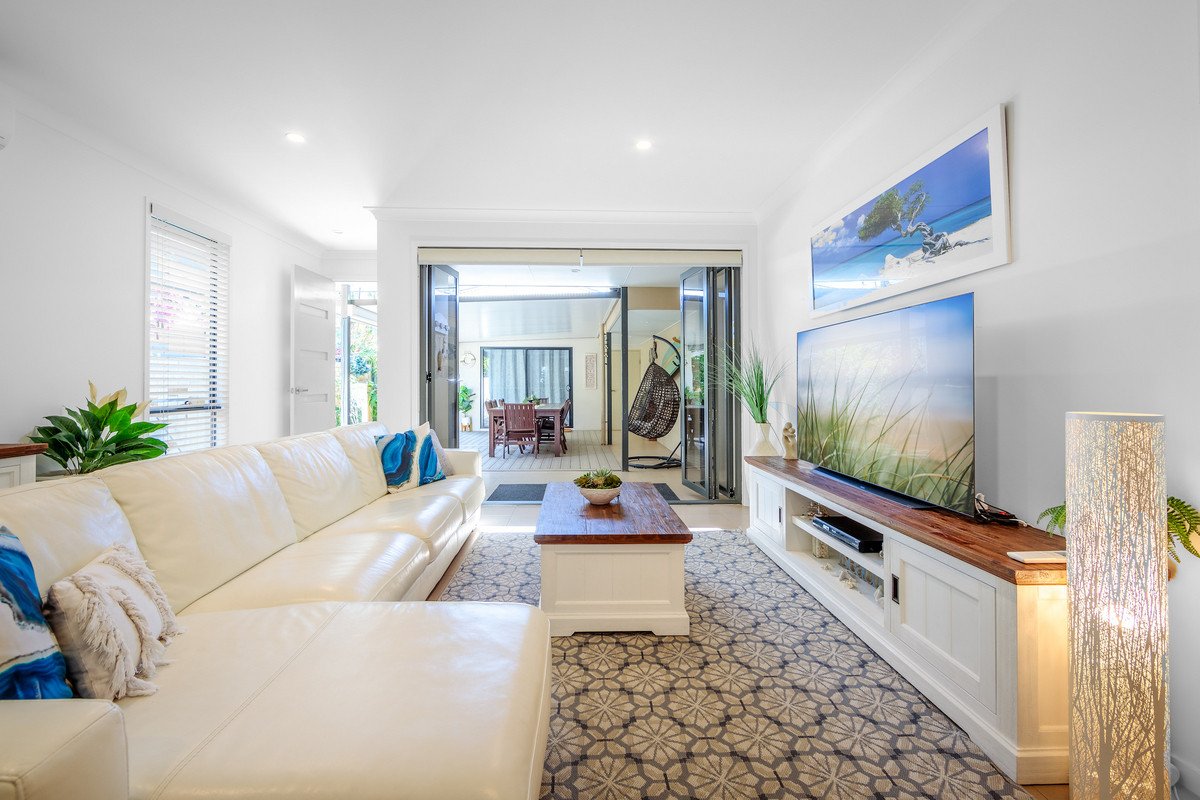 2/4 Christine Avenue Burleigh Heads 10