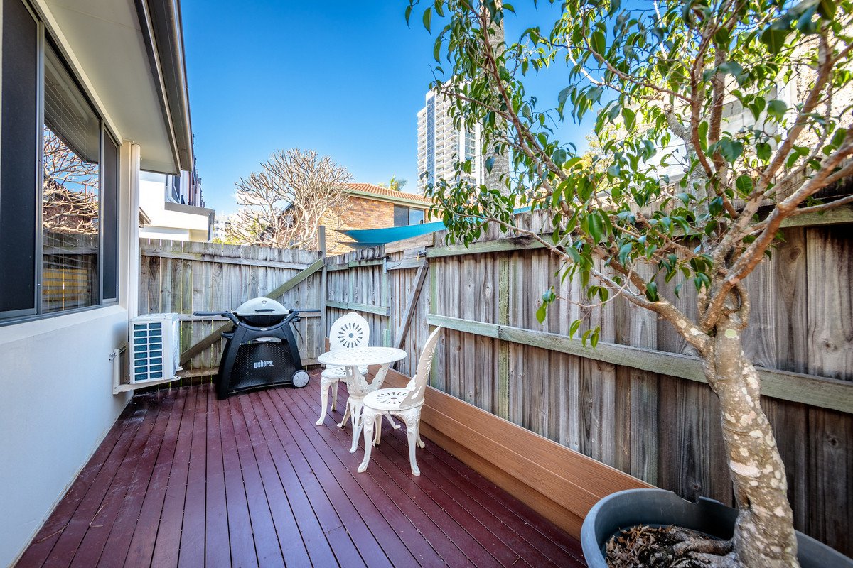 2/4 Christine Avenue Burleigh Heads 16