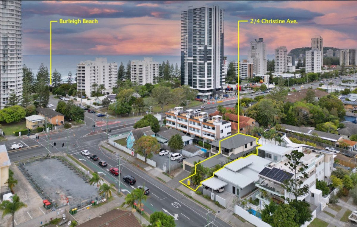 2/4 Christine Avenue Burleigh Heads 22
