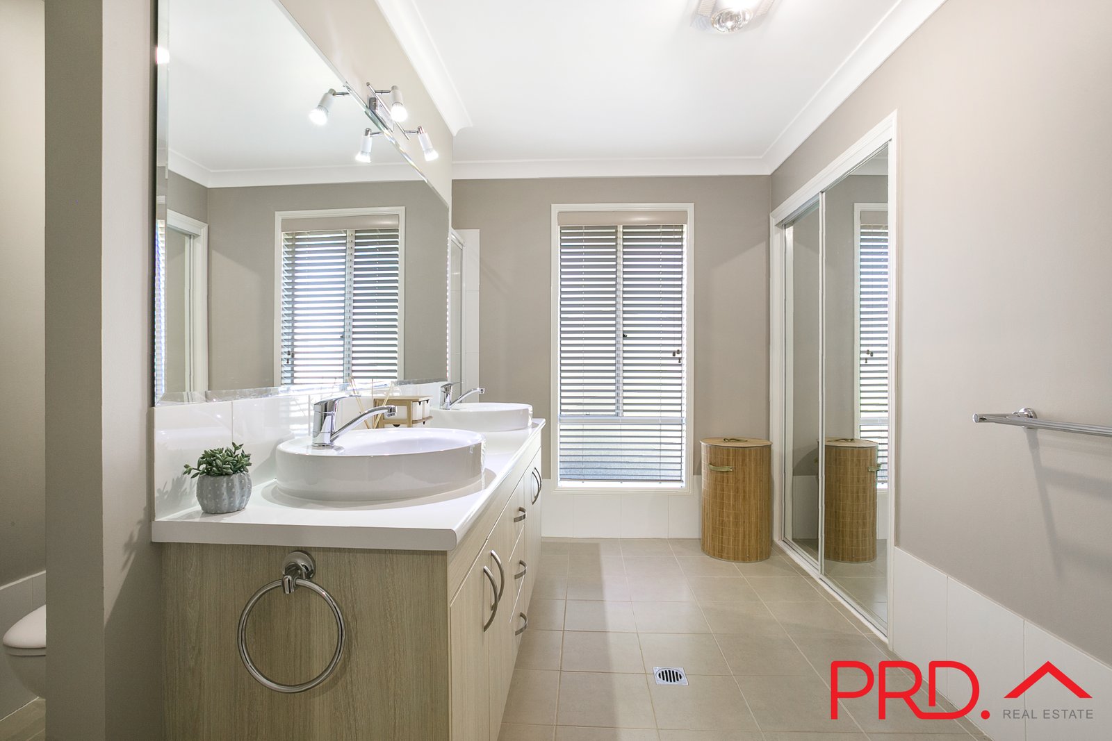 24 Daintree Circuit TAMWORTH 13