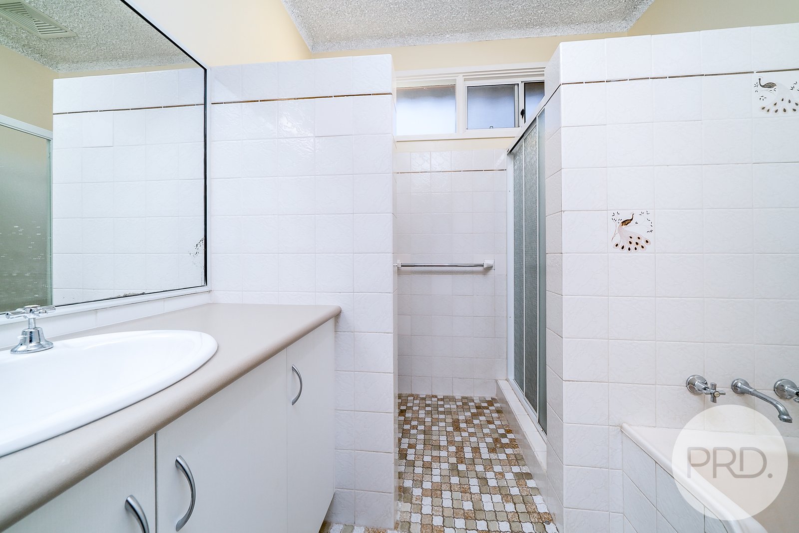 24 Dalkeith Avenue LAKE ALBERT 11