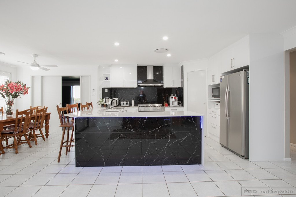 24 Drayton Crescent THORNTON 5