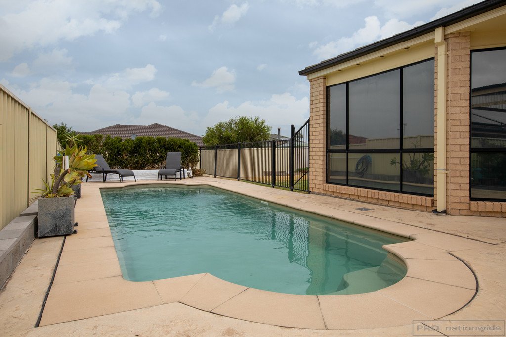 24 Drayton Crescent THORNTON 10