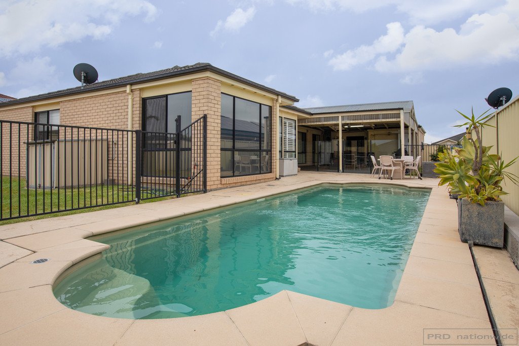 24 Drayton Crescent THORNTON 11