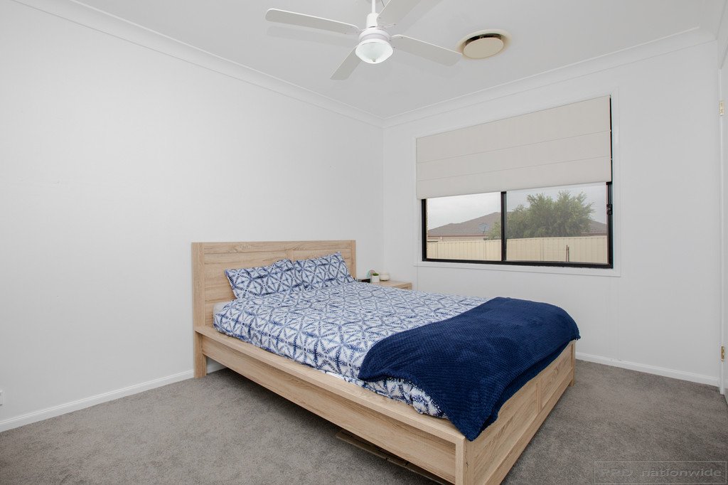 24 Drayton Crescent THORNTON 16