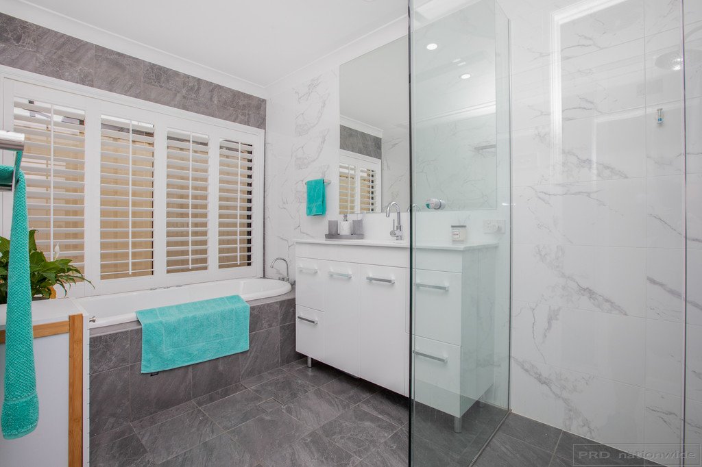 24 Drayton Crescent THORNTON 18