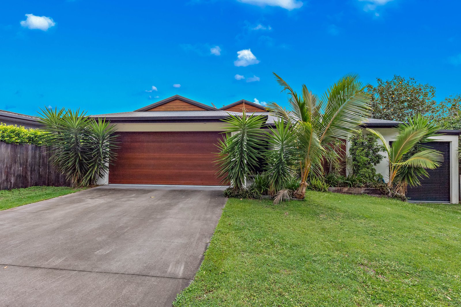 24 Endeavour Cct  CANNONVALE 2