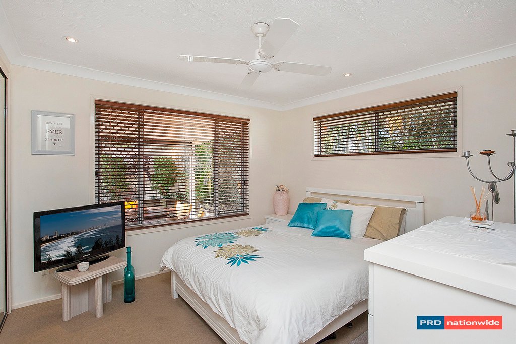 2/4 Featherwood Close BURLEIGH WATERS 2