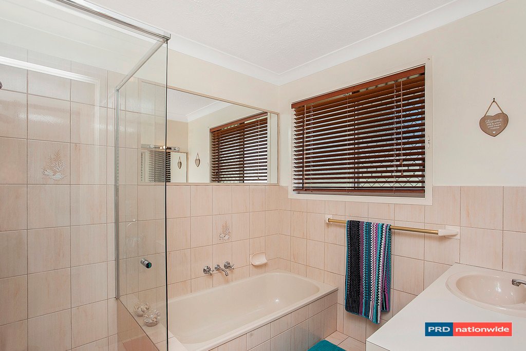 2/4 Featherwood Close BURLEIGH WATERS 4