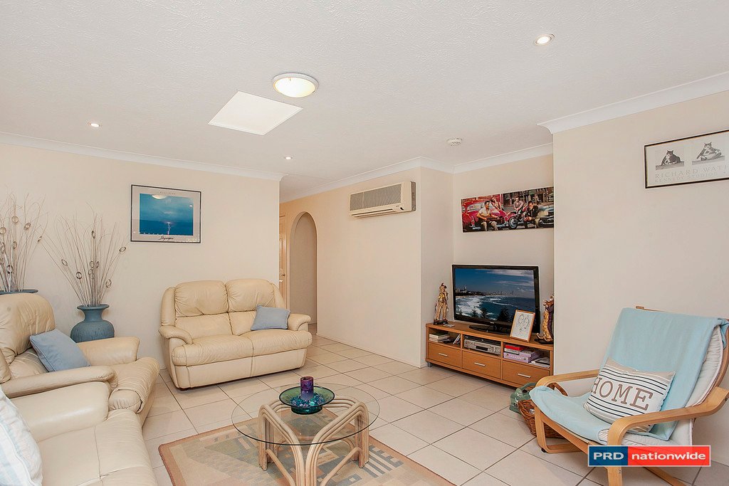 2/4 Featherwood Close BURLEIGH WATERS 5