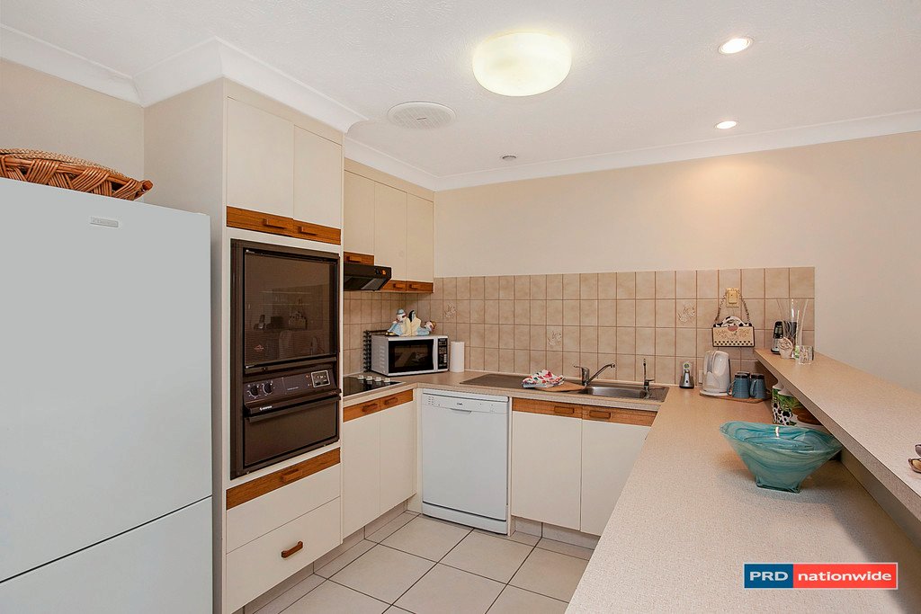 2/4 Featherwood Close BURLEIGH WATERS 9