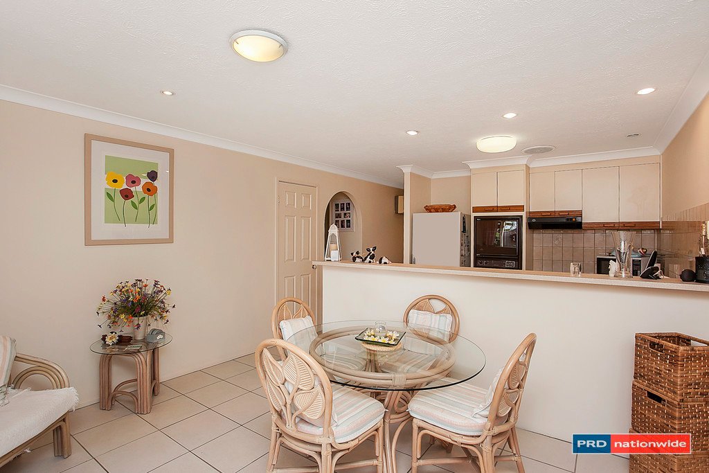 2/4 Featherwood Close BURLEIGH WATERS 10