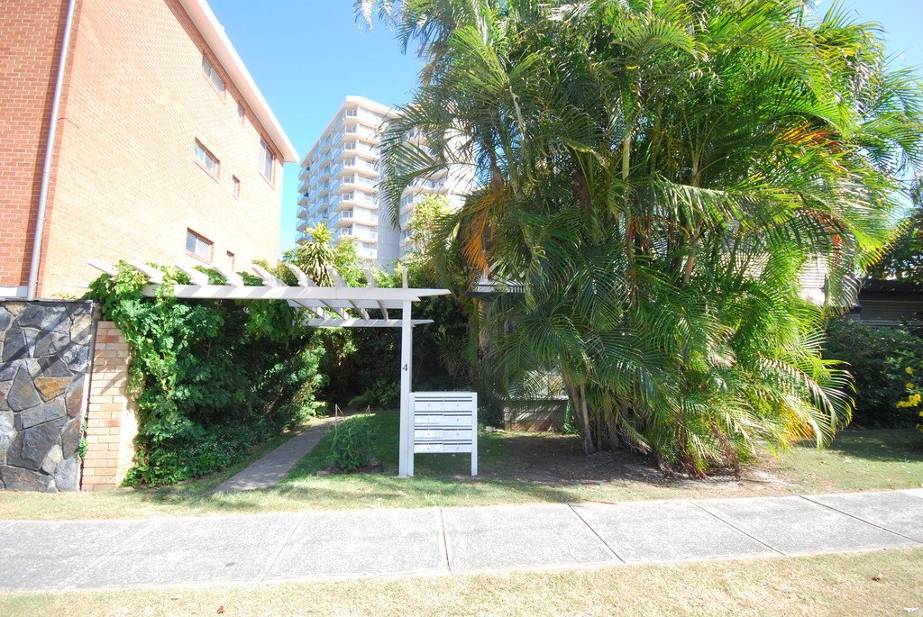 2/4 First Avenue BURLEIGH HEADS 2
