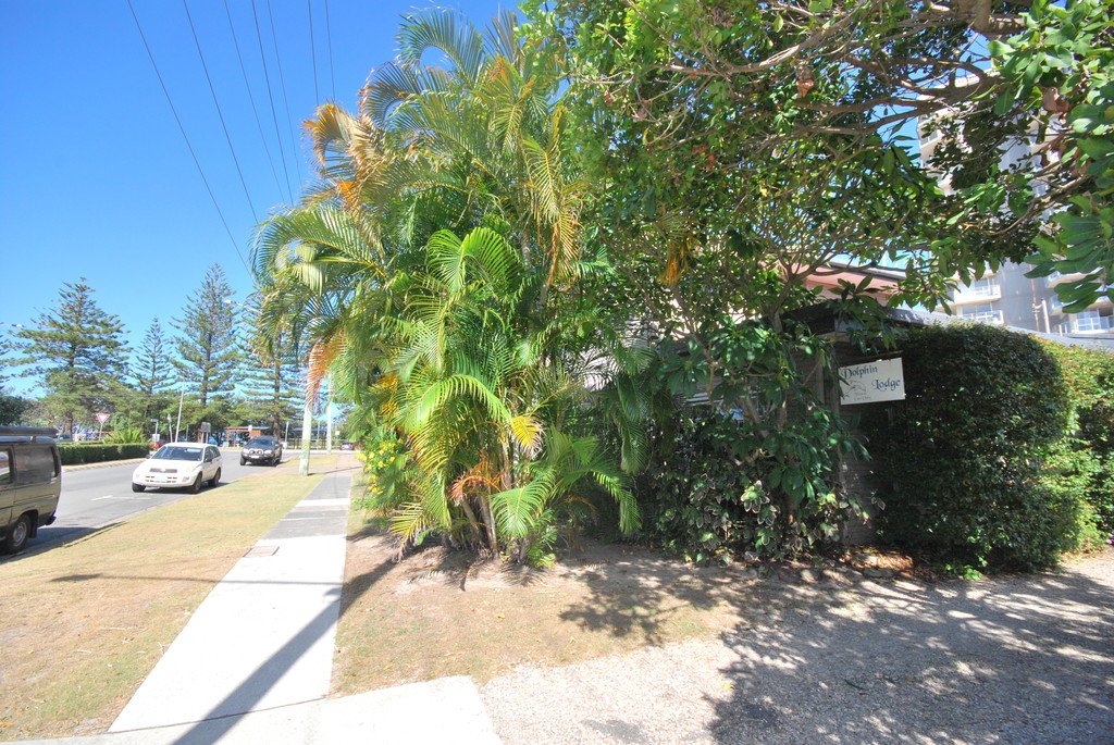 2/4 First Avenue BURLEIGH HEADS 3