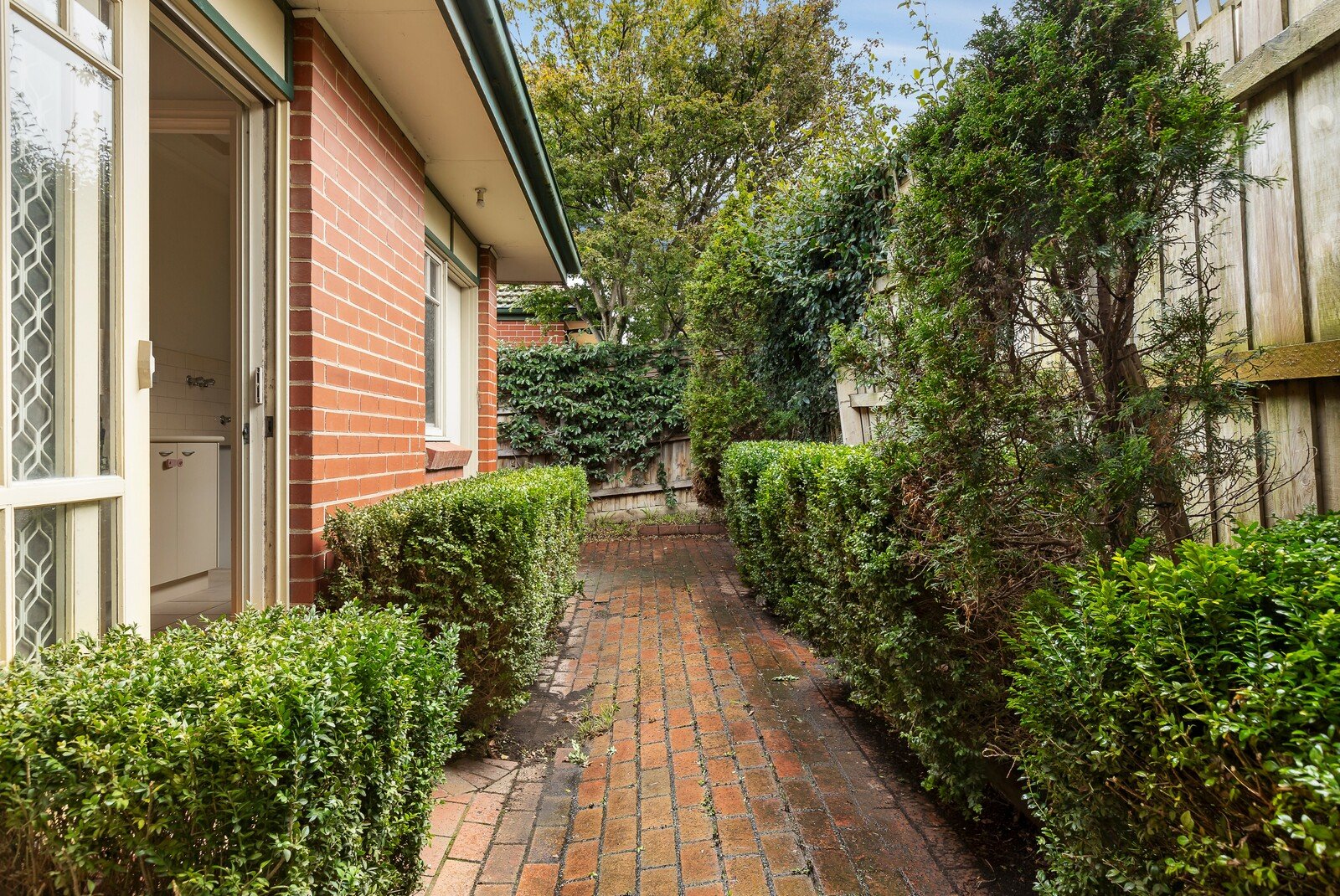 2/4 Florence Road, Surrey Hills, 3127