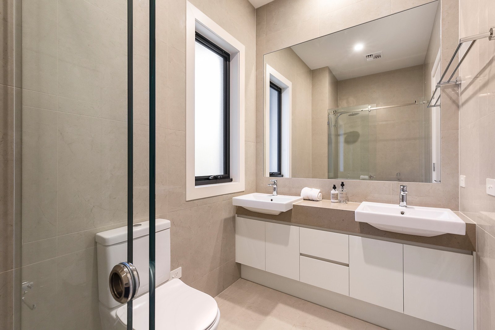 2/4 Garden Road, Camberwell, VIC