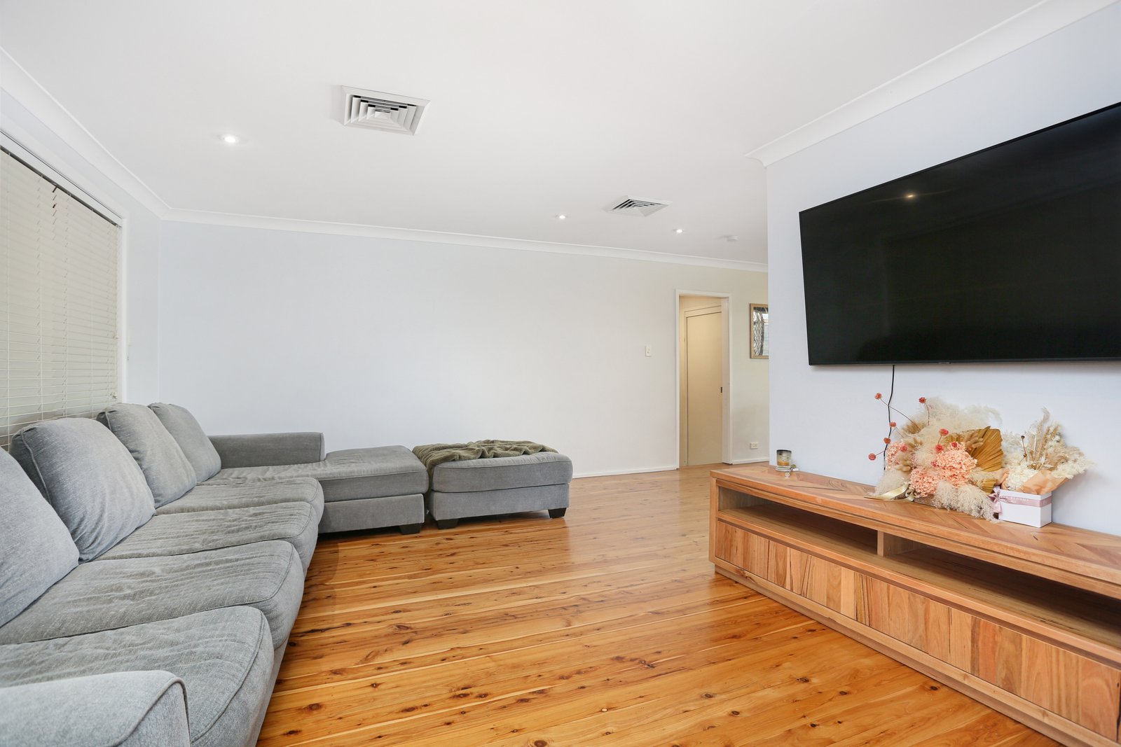 24 Gladswood Avenue SOUTH PENRITH 5