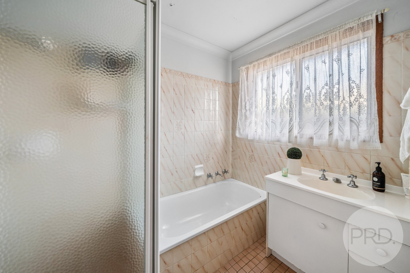 24 Grevillea Crescent LAKE ALBERT 5