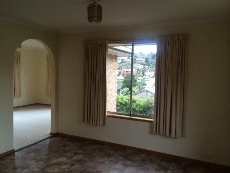 2/4 Holland Court HOWRAH 3