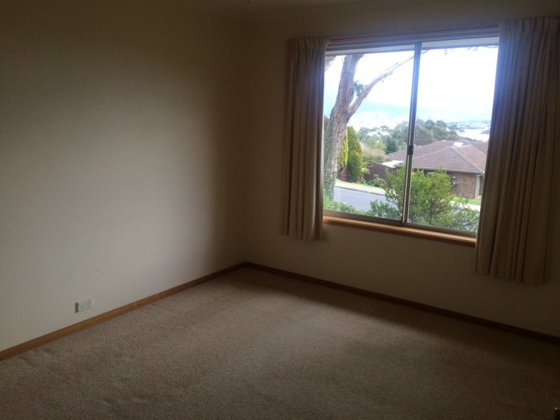 2/4 Holland Court HOWRAH 5