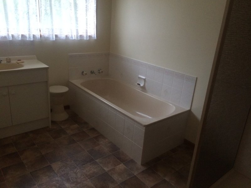 2/4 Holland Court HOWRAH 7