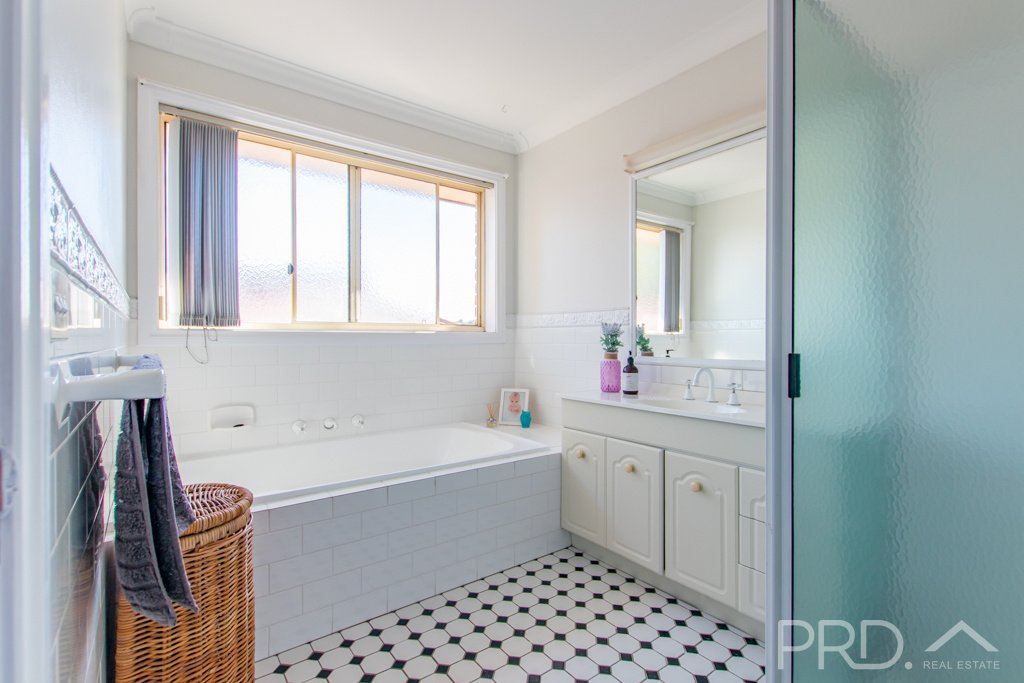 24 Jillabenan Close TUMUT 15