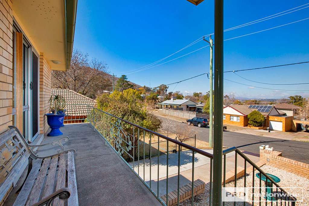 24 Lancaster Avenue TAMWORTH 2