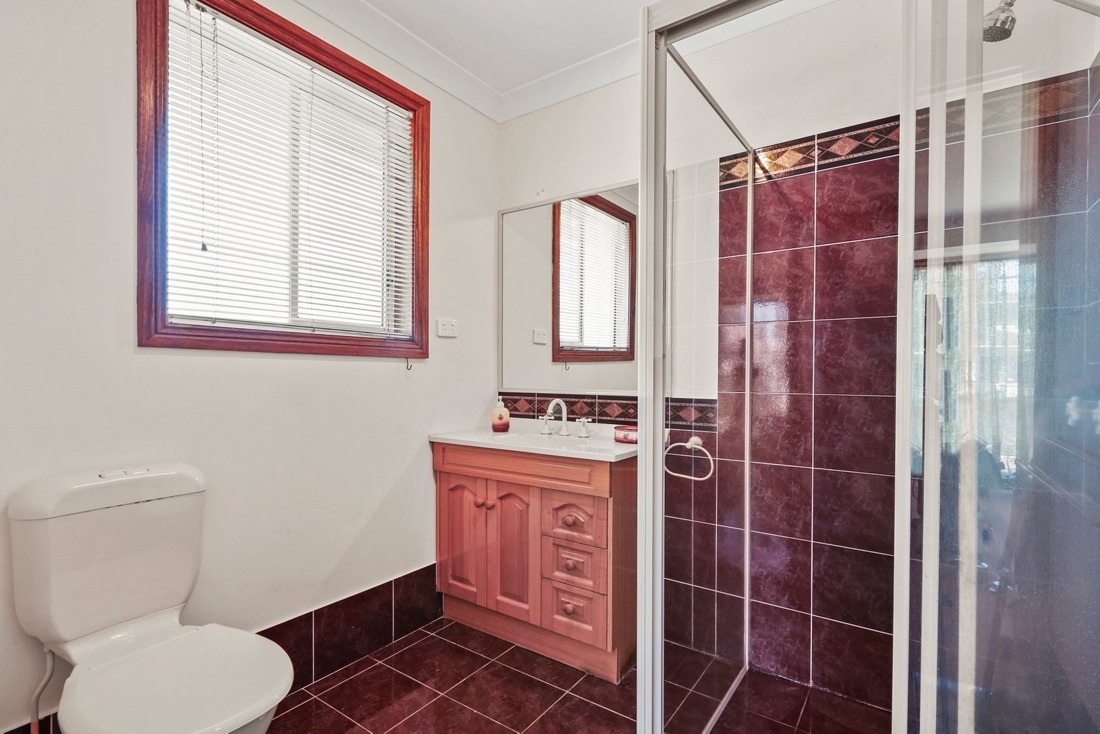 24 Lucas Drive HORSLEY 9