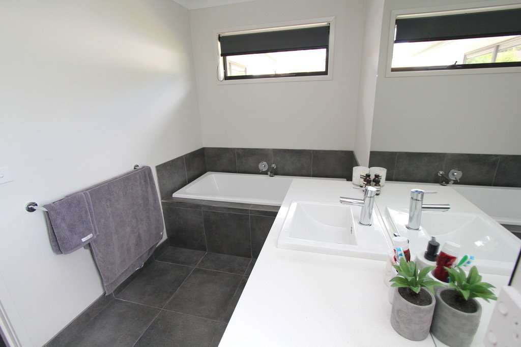 2/4 Madelia Court MOUNT PLEASANT 18