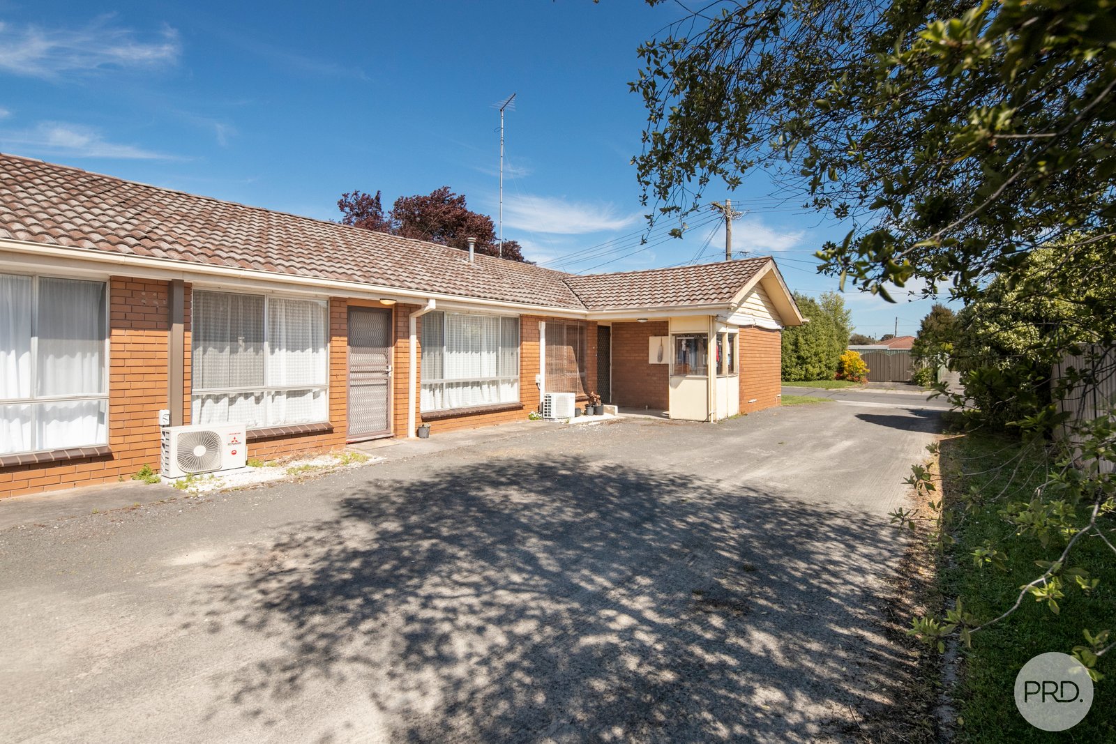 2/4 Marie Crescent WENDOUREE 2