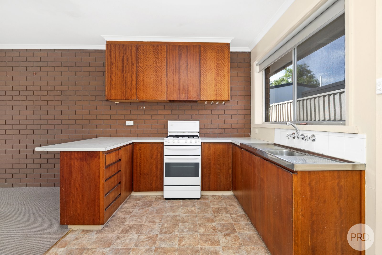 2/4 Marie Crescent WENDOUREE 3