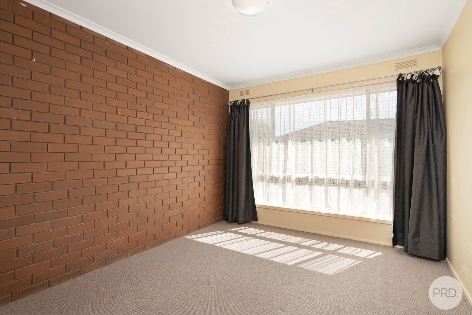 2/4 Marie Crescent WENDOUREE 8