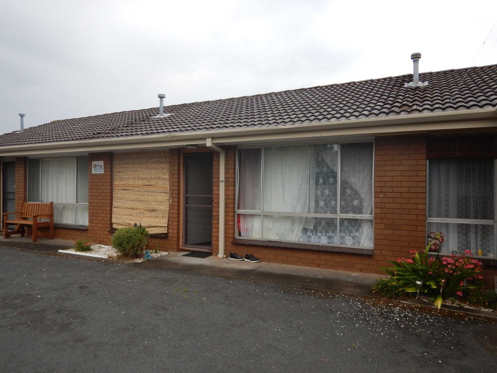 2/4 Marie Crescent WENDOUREE 1