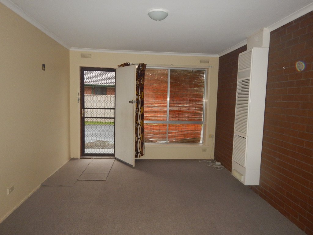 2/4 Marie Crescent WENDOUREE 2