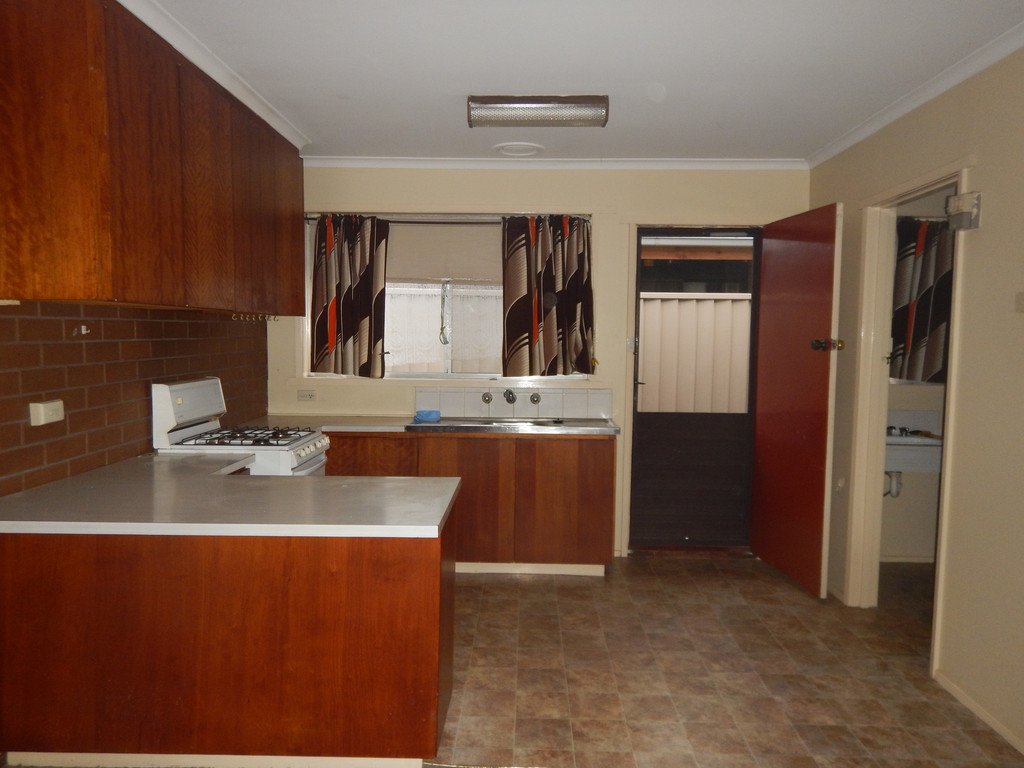 2/4 Marie Crescent WENDOUREE 4