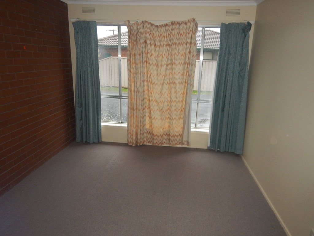 2/4 Marie Crescent WENDOUREE 5